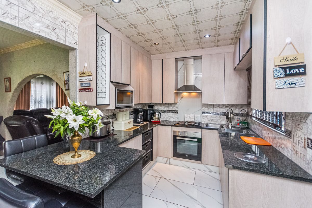 Neat & Move-In-Ready Family Home for Sale in Florida, Gauteng - Photo 2