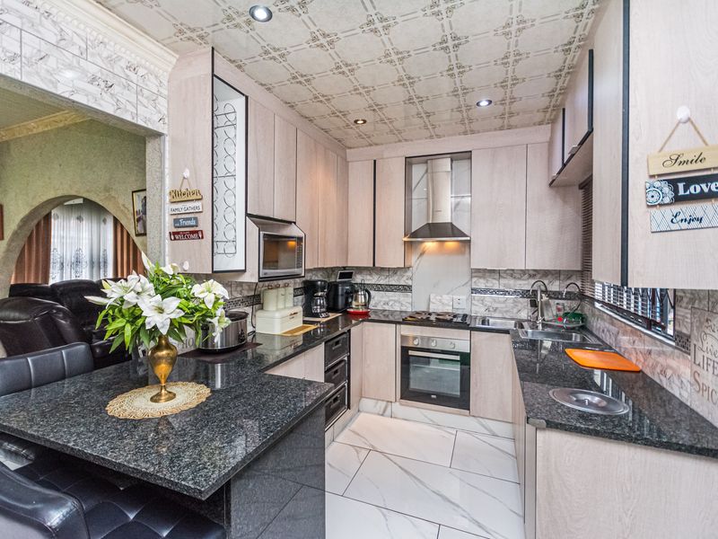 Neat & Move-In-Ready Family Home for Sale in Florida, Gauteng - Photo 2