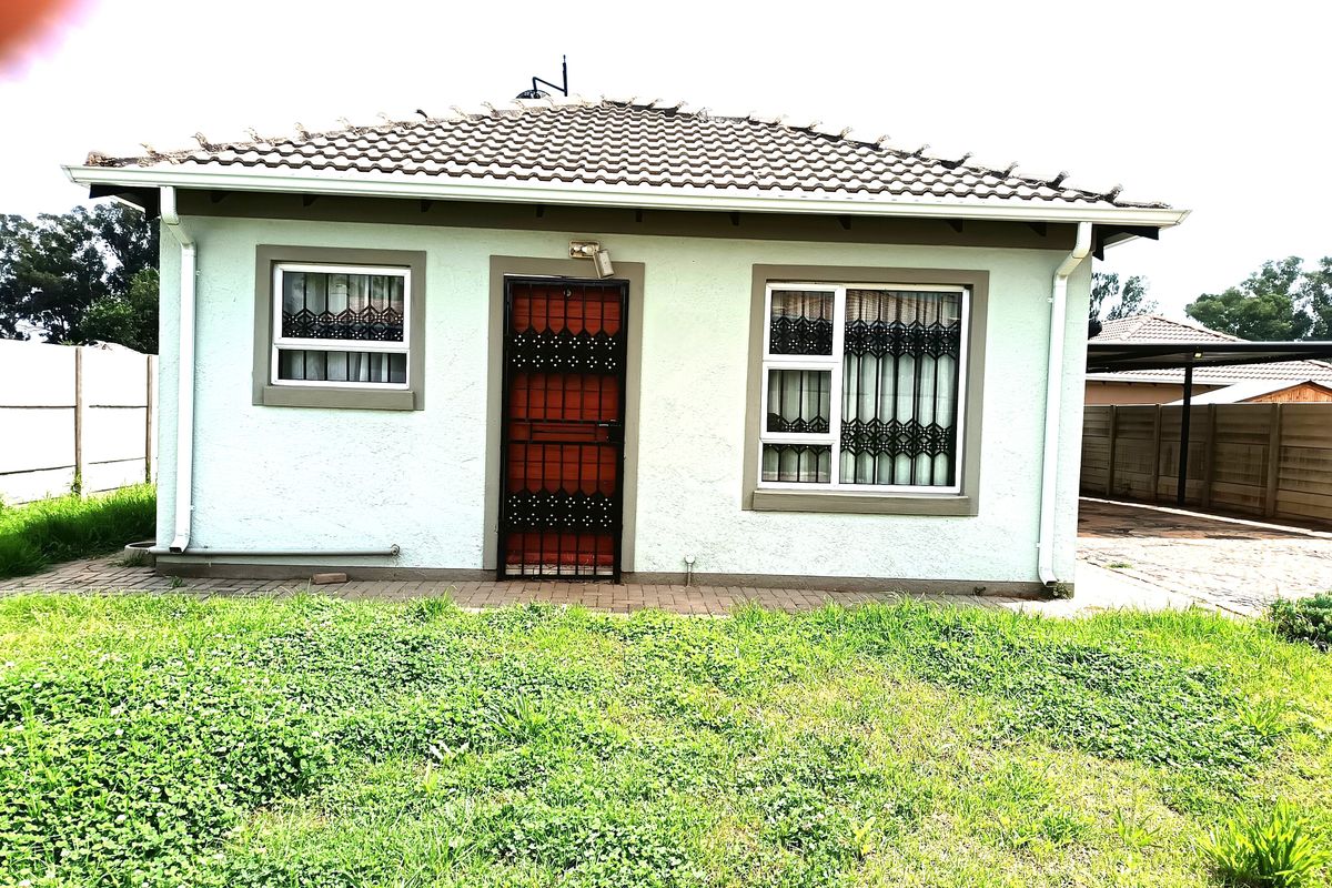 🔥 As Good As New! Secure, Stylish & Move-In Ready – The Perfect Starter Home! - Photo 2