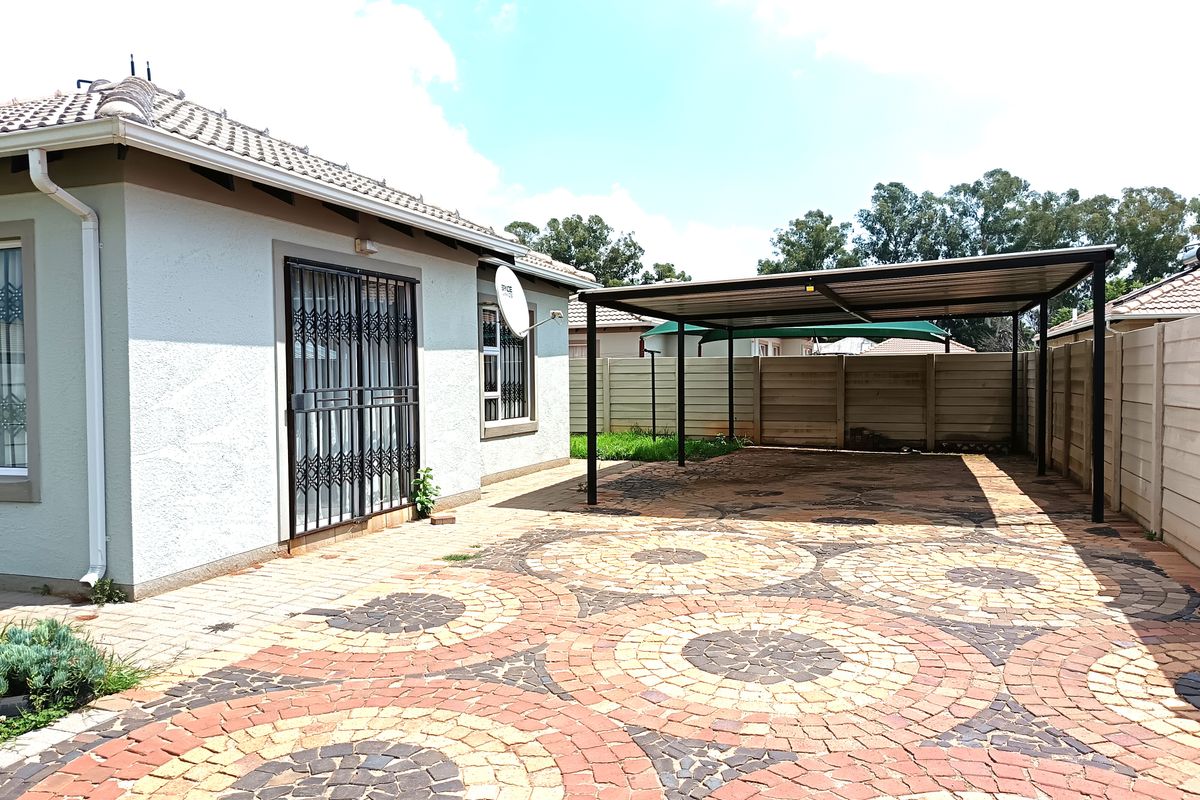 🔥 As Good As New! Secure, Stylish & Move-In Ready – The Perfect Starter Home! - Photo 3