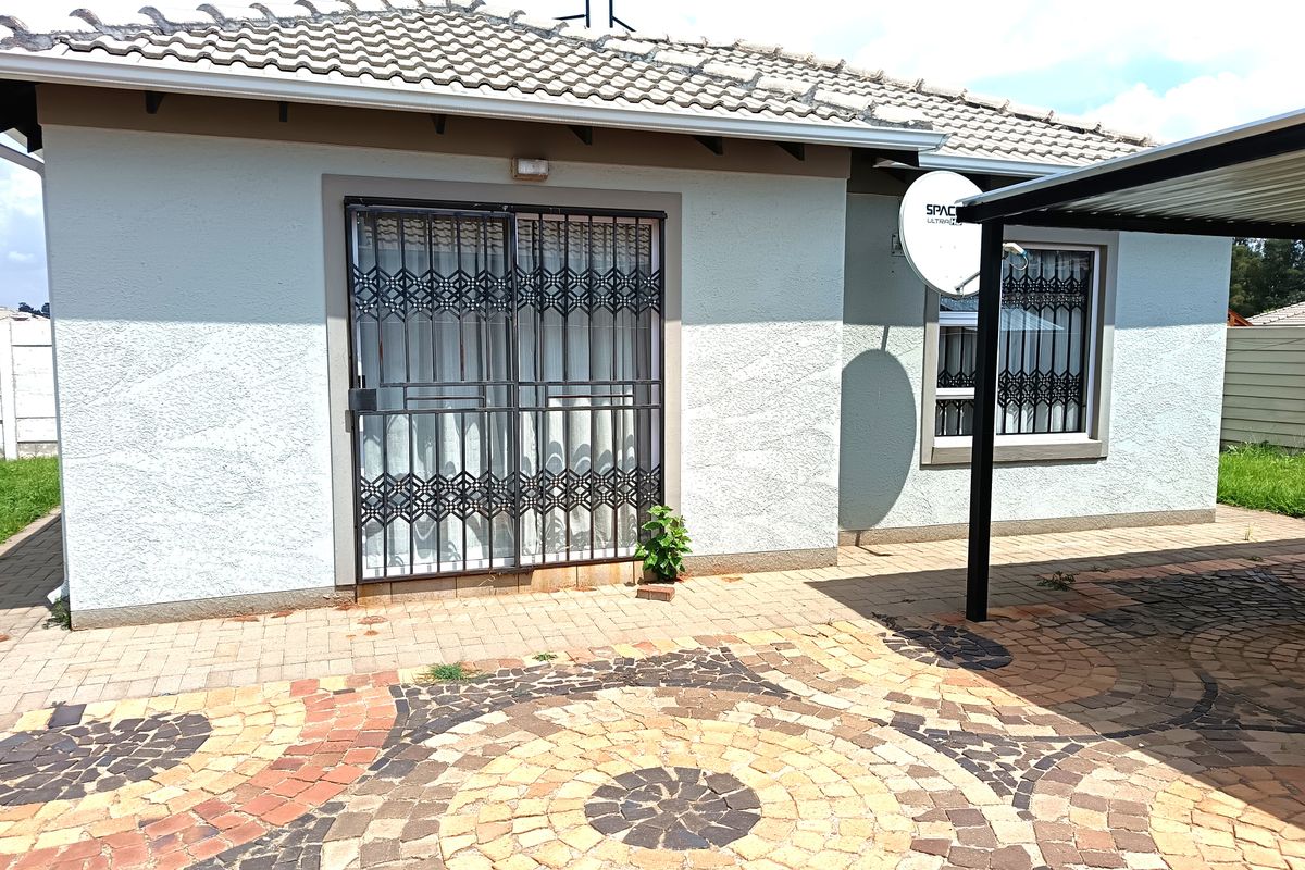 🔥 As Good As New! Secure, Stylish & Move-In Ready – The Perfect Starter Home! - Photo 4