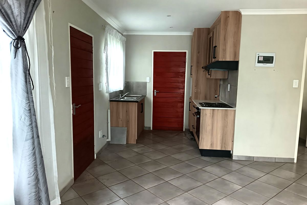 🔥 As Good As New! Secure, Stylish & Move-In Ready – The Perfect Starter Home! - Photo 5