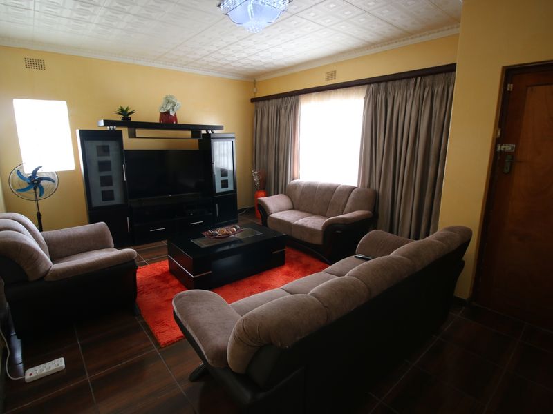 Spacious Family Home with Separate Flat in Prime Cambridge West - Photo 3