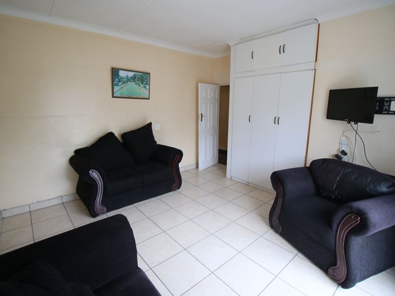 Spacious Family Home with Separate Flat in Prime Cambridge West - Photo 10