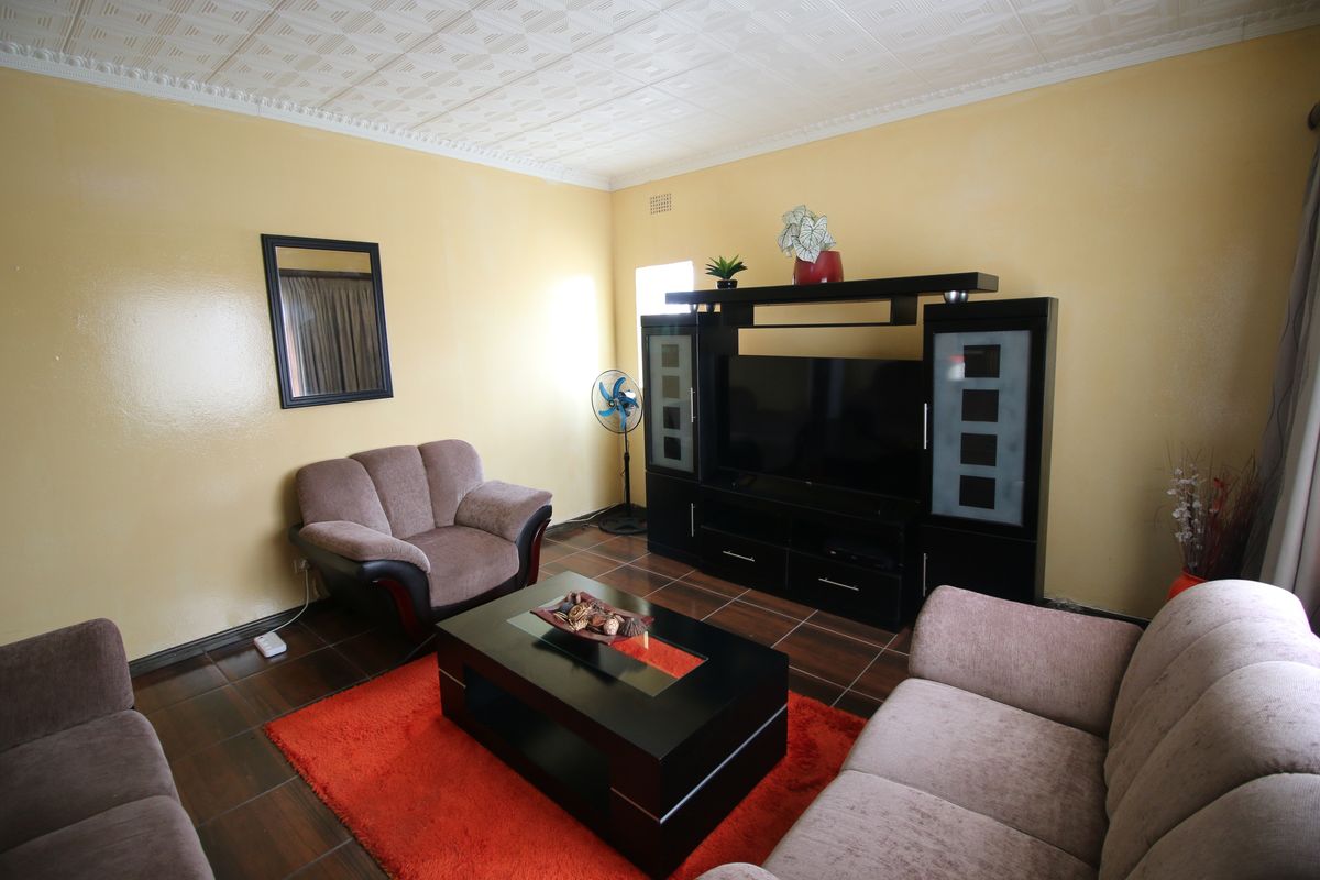 Spacious Family Home with Separate Flat in Prime Cambridge West - Photo 2