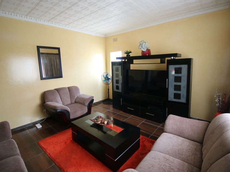 Spacious Family Home with Separate Flat in Prime Cambridge West - Photo 2