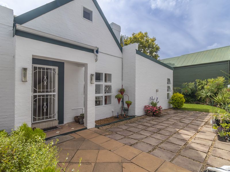 Cluster Home in Secure Estate - Please call the Agent to book your time slot - Photo 3