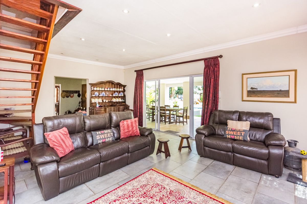 Bidding to start from R1750000! Live Auction! 6 Bedroom Family home for sale (including 2 flatlets) - Photo 5