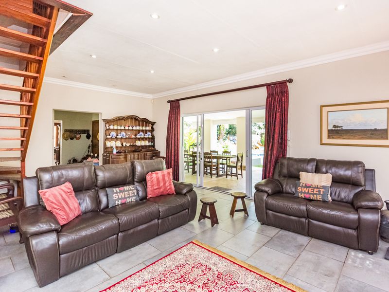 Bidding to start from R1750000! Live Auction! 6 Bedroom Family home for sale (including 2 flatlets) - Photo 5