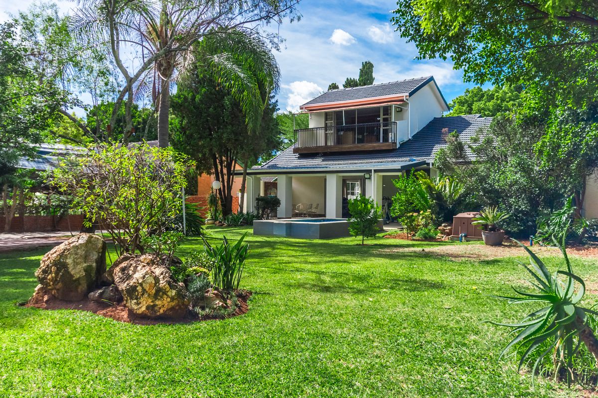 Bidding to start from R1750000! Live Auction! 6 Bedroom Family home for sale (including 2 flatlets) - Photo 2