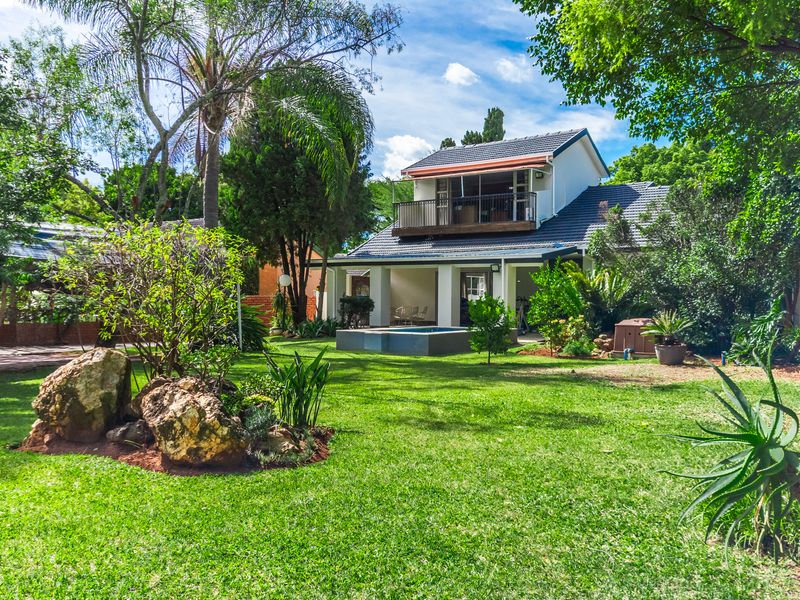 Bidding to start from R1750000! Live Auction! 6 Bedroom Family home for sale (including 2 flatlets) - Photo 2