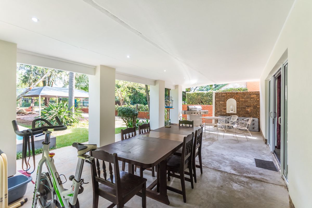 Bidding to start from R1750000! Live Auction! 6 Bedroom Family home for sale (including 2 flatlets) - Photo 3