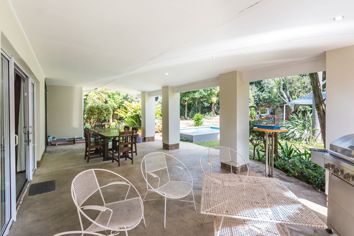 Bidding to start from R1750000! Live Auction! 6 Bedroom Family home for sale (including 2 flatlets) - Photo 4