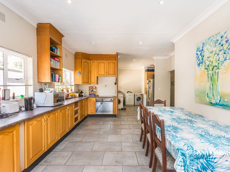 Bidding to start from R1750000! Live Auction! 6 Bedroom Family home for sale (including 2 flatlets) - Photo 10