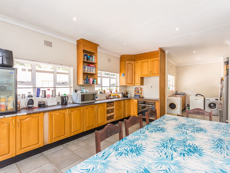 Bidding to start from R1750000! Live Auction! 6 Bedroom Family home for sale (including 2 flatlets) - Photo 9