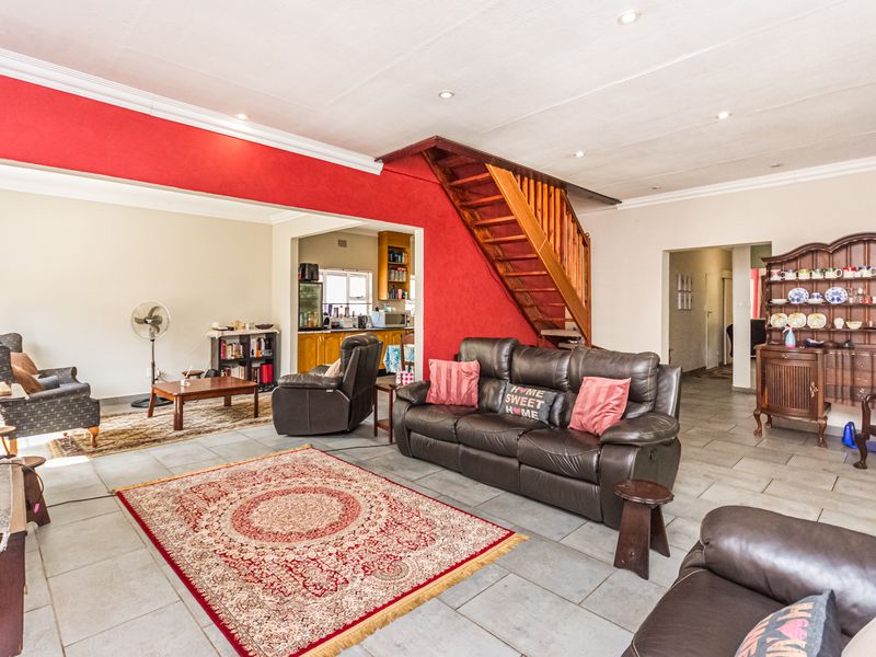 Bidding to start from R1750000! Live Auction! 6 Bedroom Family home for sale (including 2 flatlets) - Photo 8