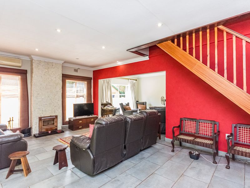 Bidding to start from R1750000! Live Auction! 6 Bedroom Family home for sale (including 2 flatlets) - Photo 7