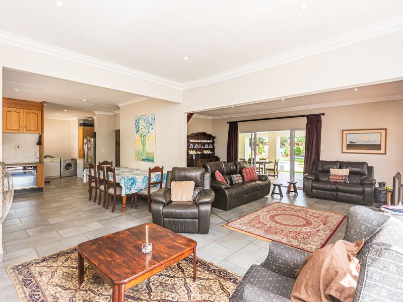 Bidding to start from R1750000! Live Auction! 6 Bedroom Family home for sale (including 2 flatlets) - Photo 6