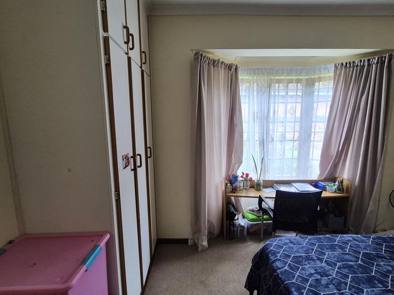 Quaint and Secure Unit in Oak Park - Photo 10