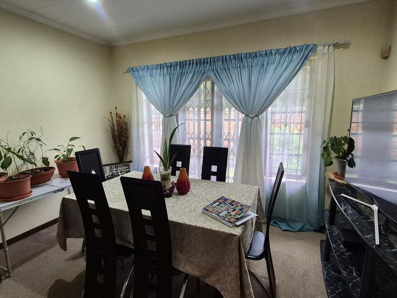 Quaint and Secure Unit in Oak Park - Photo 8