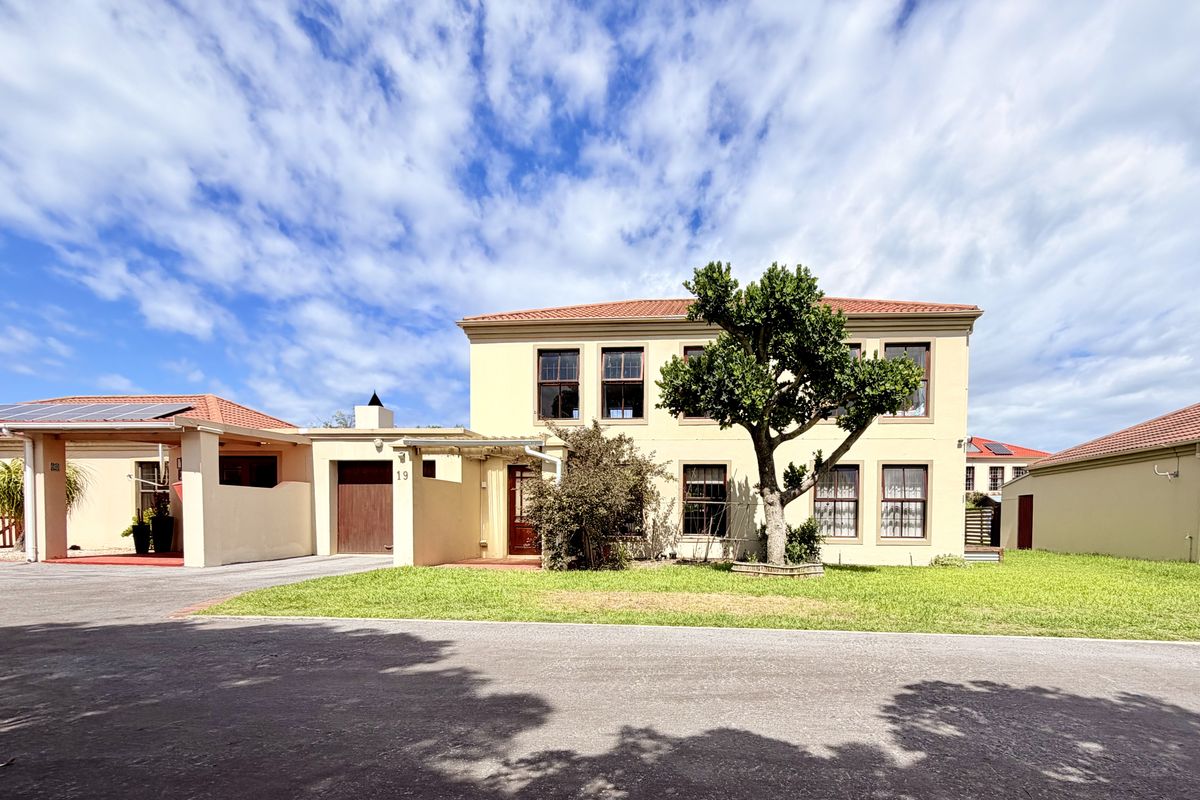 Secure Coastal Living in Sought-After Sandbaai - Photo 4
