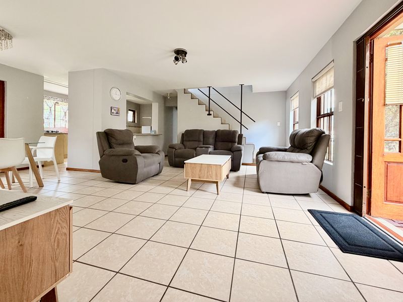 Secure Coastal Living in Sought-After Sandbaai - Photo 8