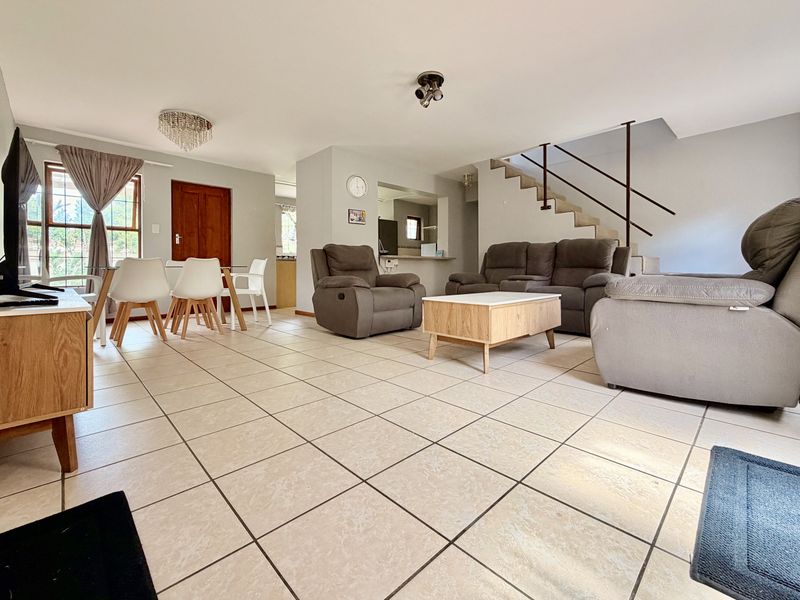 Secure Coastal Living in Sought-After Sandbaai - Photo 7