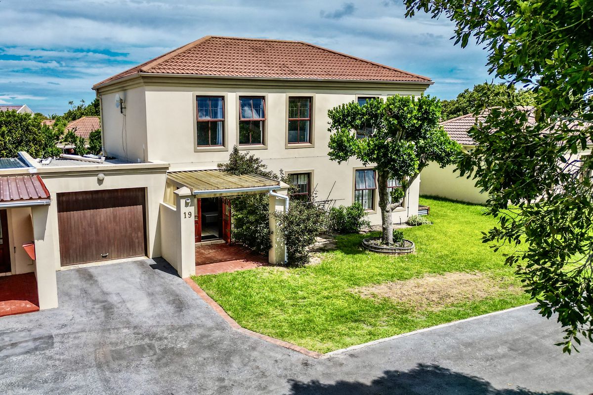 Secure Coastal Living in Sought-After Sandbaai - Photo 3