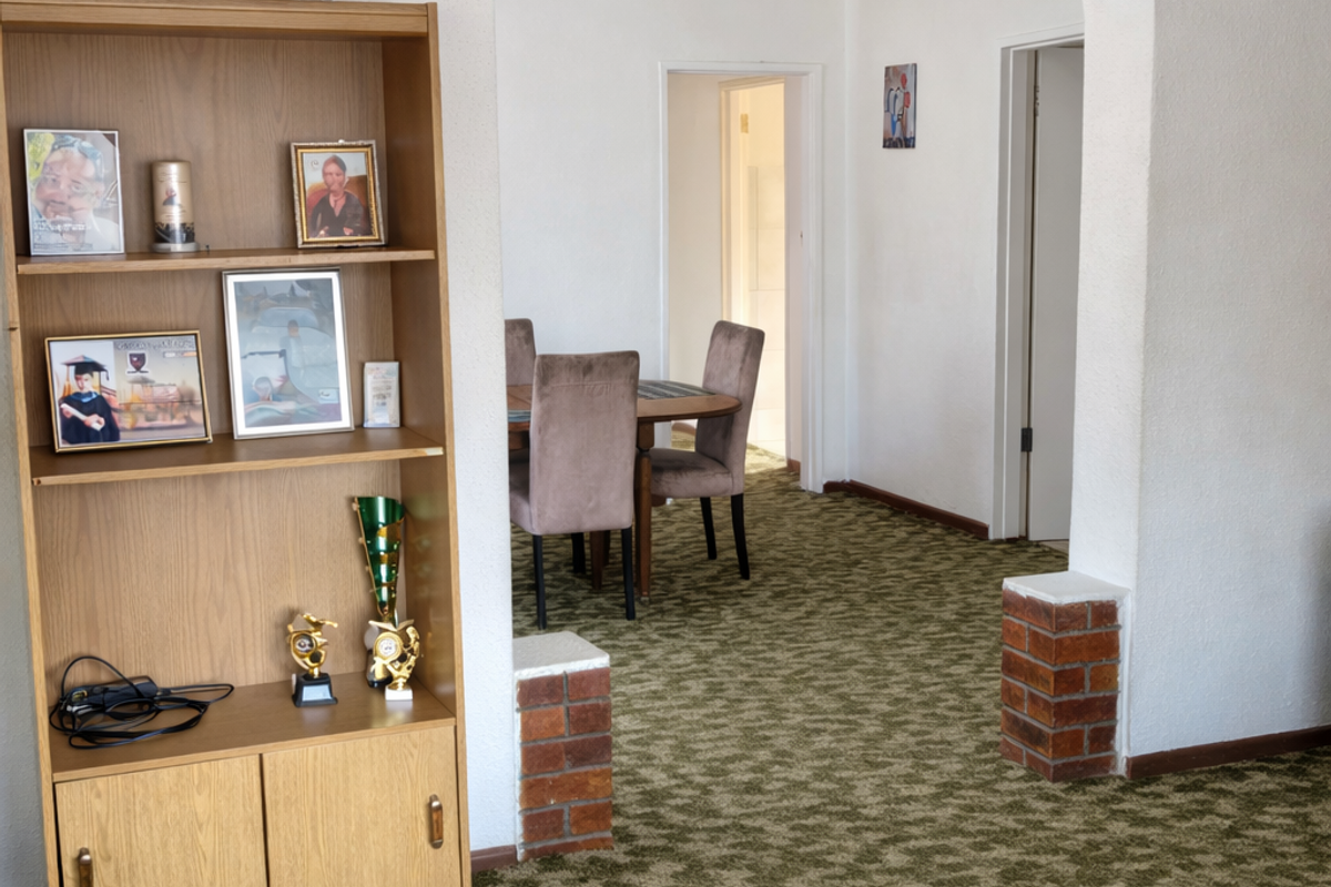 Spacious 4-Bedroom Home with Great Potential – Parking for 5 Cars - Photo 5