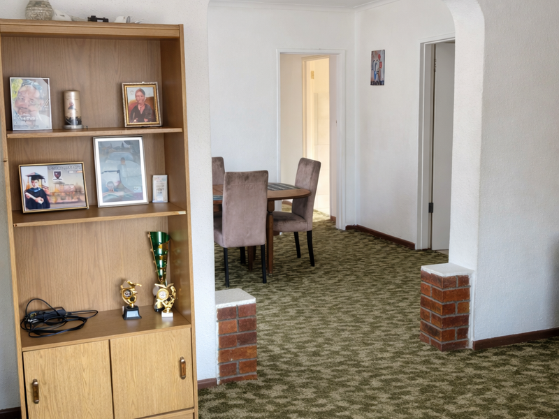 Spacious 4-Bedroom Home with Great Potential – Parking for 5 Cars - Photo 5