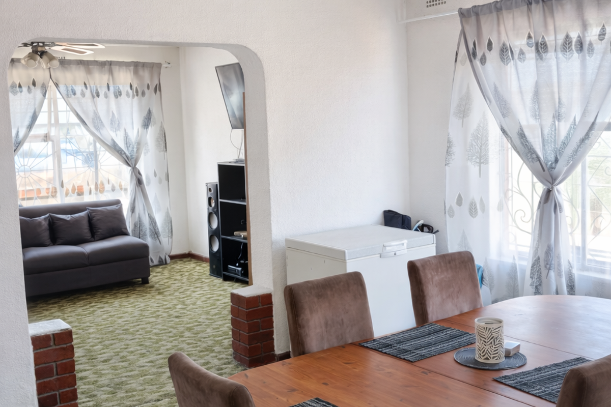 Spacious 4-Bedroom Home with Great Potential – Parking for 5 Cars - Photo 2