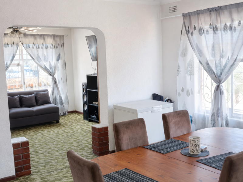 Spacious 4-Bedroom Home with Great Potential – Parking for 5 Cars - Photo 2