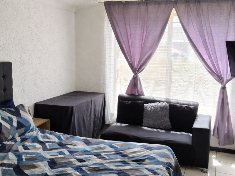 Spacious 4-Bedroom Home with Great Potential – Parking for 5 Cars - Photo 8