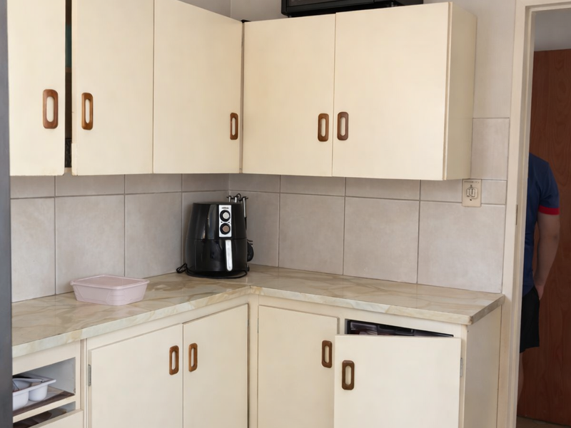 Spacious 4-Bedroom Home with Great Potential – Parking for 5 Cars - Photo 7