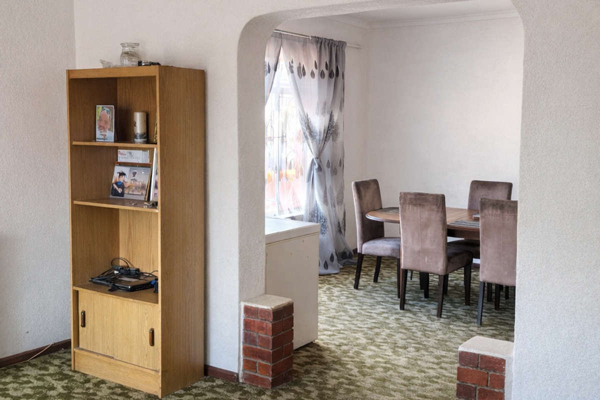 Spacious 4-Bedroom Home with Great Potential – Parking for 5 Cars - Photo 4