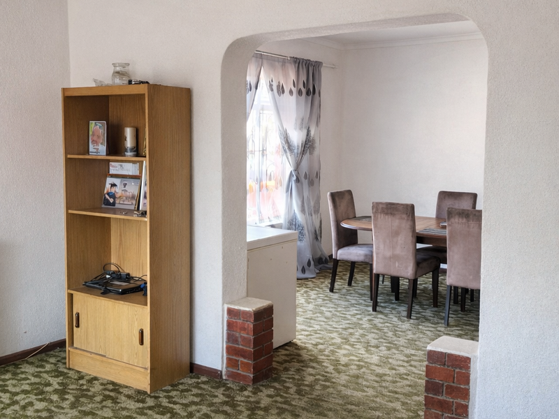 Spacious 4-Bedroom Home with Great Potential – Parking for 5 Cars - Photo 4