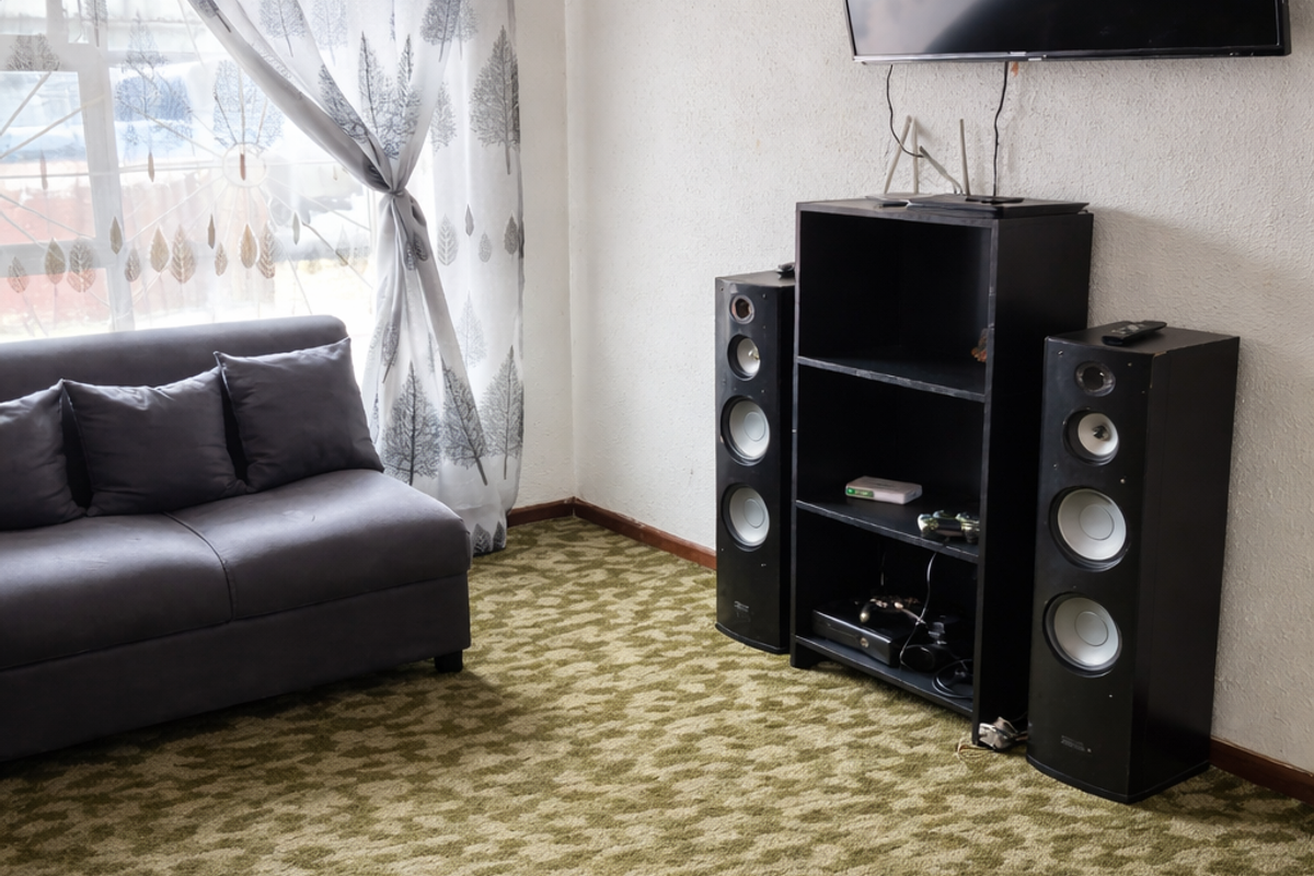 Spacious 4-Bedroom Home with Great Potential – Parking for 5 Cars - Photo 3