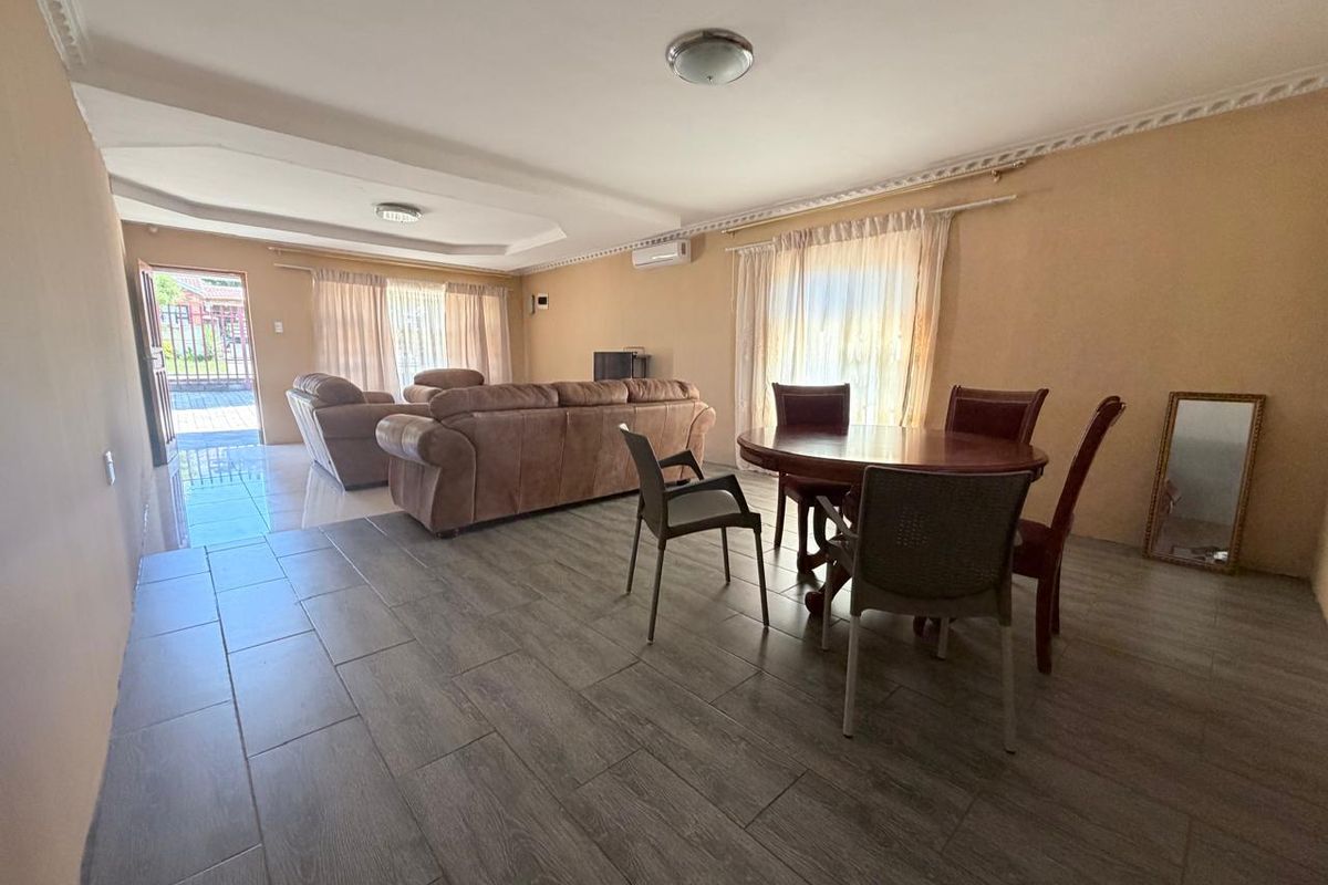 Modern Space & Comfort in Madeira Park, Queenstown - Photo 3