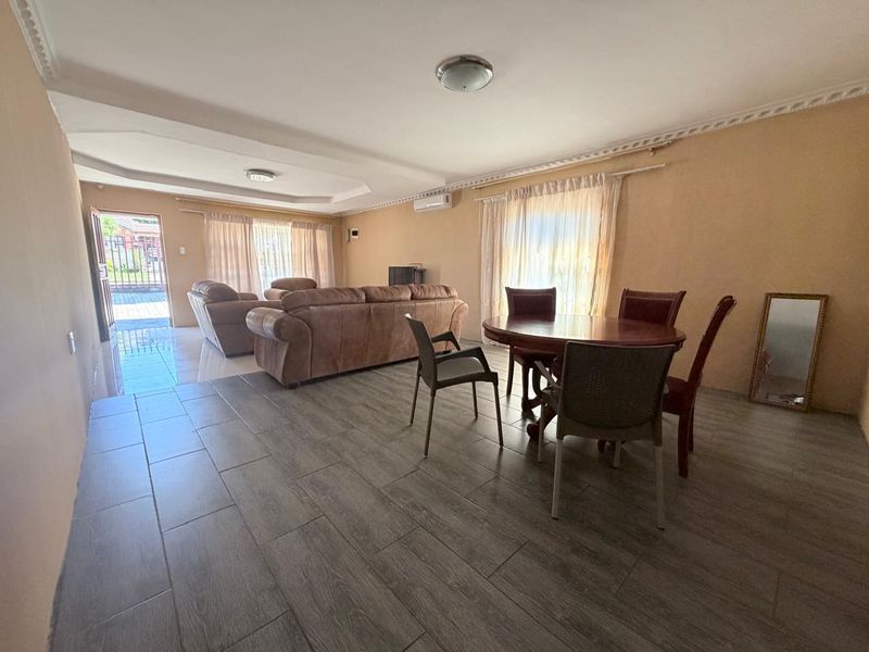 Modern Space & Comfort in Madeira Park, Queenstown - Photo 3