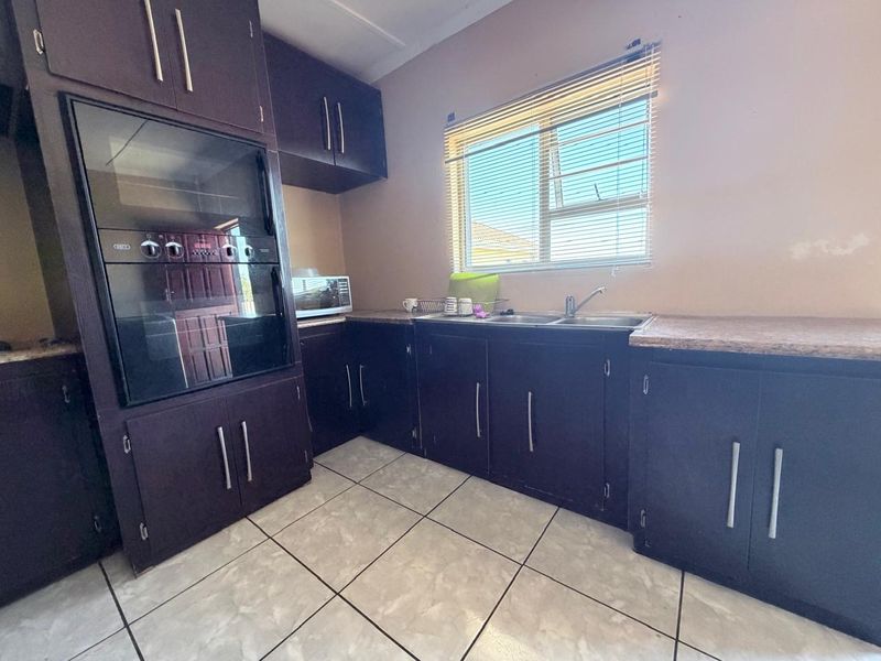 Modern Space & Comfort in Madeira Park, Queenstown - Photo 10