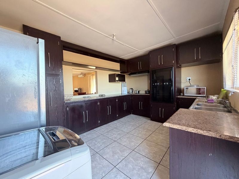 Modern Space & Comfort in Madeira Park, Queenstown - Photo 8