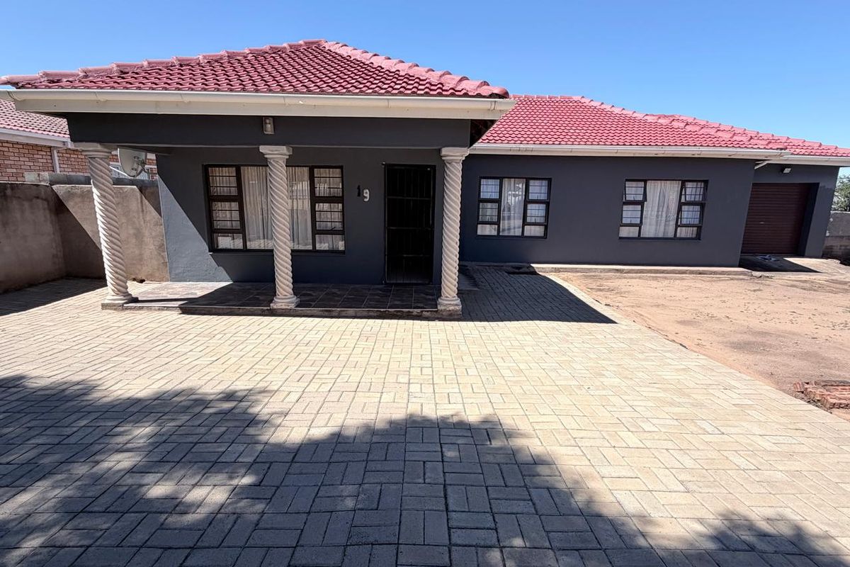 Modern Space & Comfort in Madeira Park, Queenstown - Photo 5