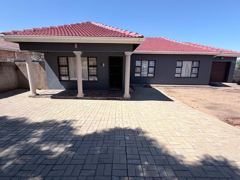 Modern Space & Comfort in Madeira Park, Queenstown - Photo 5