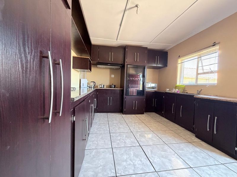 Modern Space & Comfort in Madeira Park, Queenstown - Photo 7