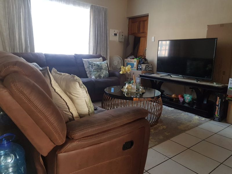 Two bedroom apartment for sale in Rustenburg Central! - Photo 10