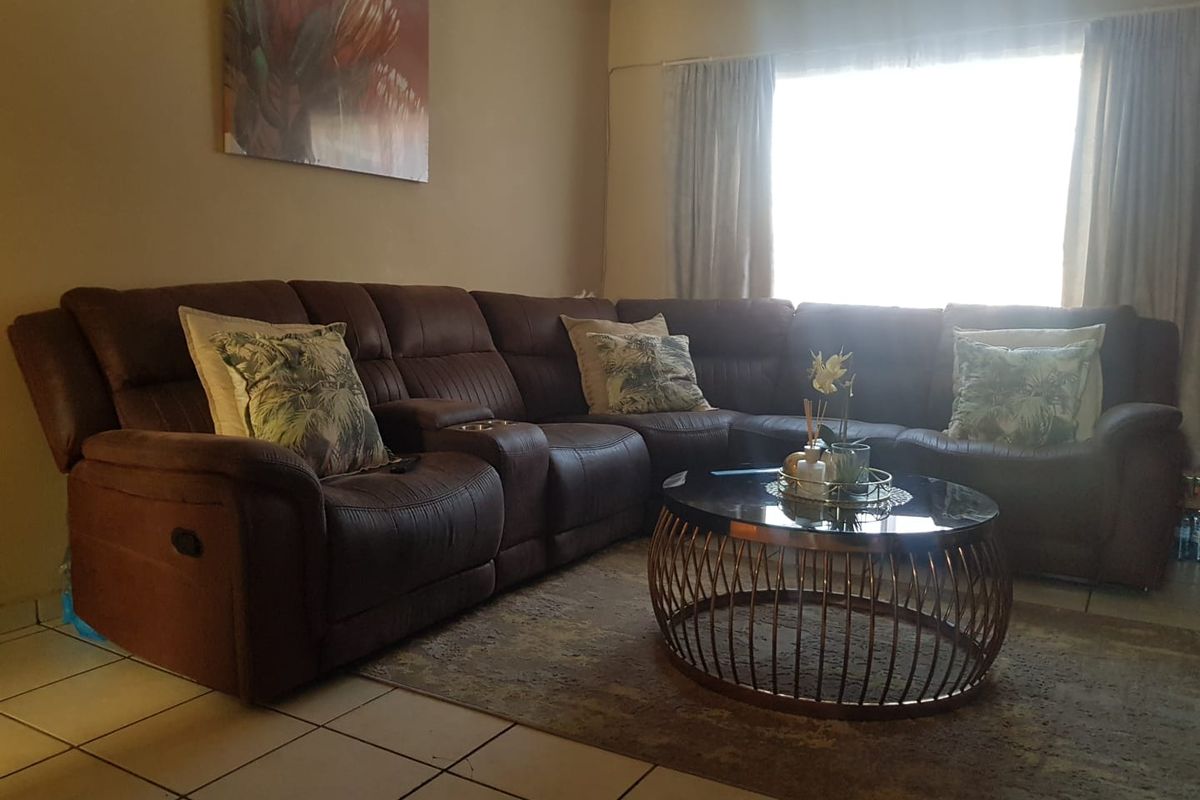 Two bedroom apartment for sale in Rustenburg Central! - Photo 5