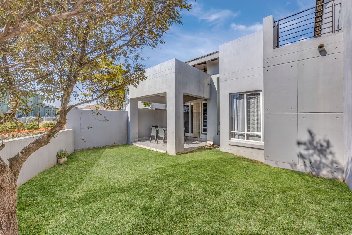 140m2 Townhouse-Style with Loft & Private Garden - Photo 3