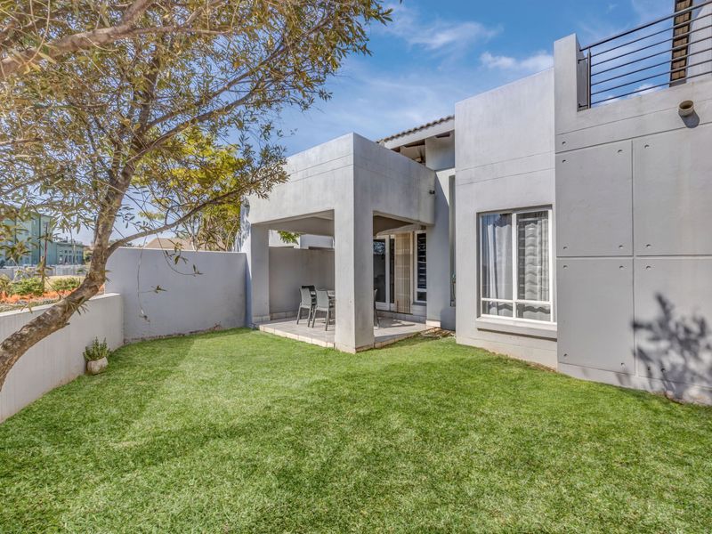 140m2 Townhouse-Style with Loft & Private Garden - Photo 3