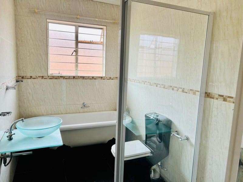 Stunning House to Let - Photo 8