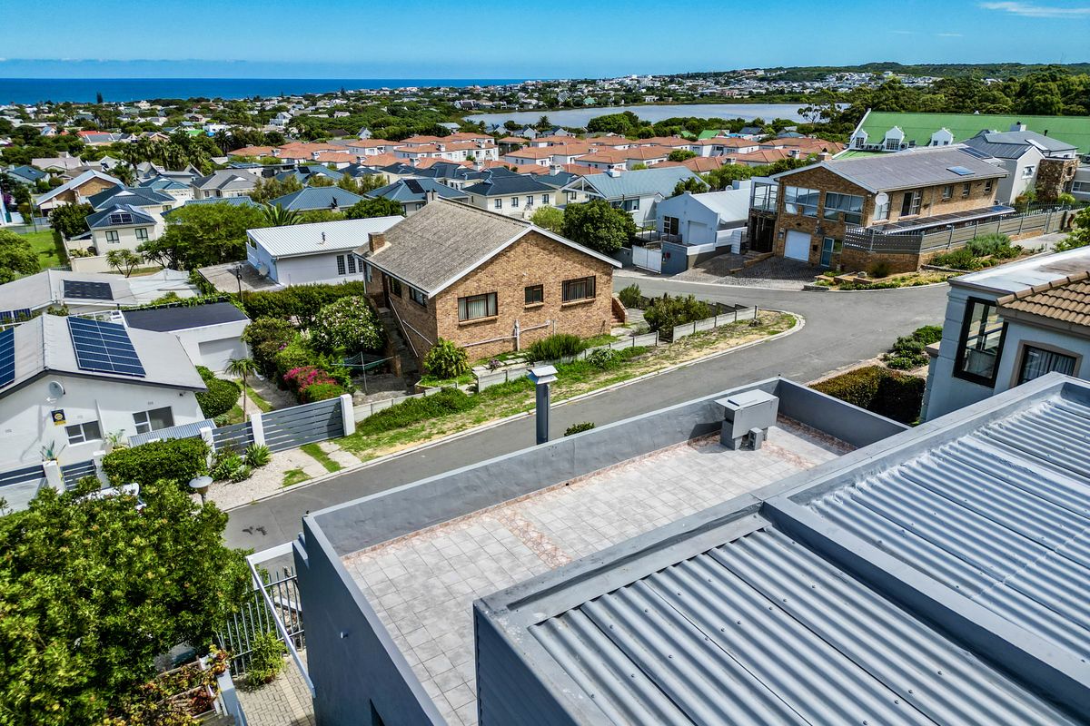 Elevated ocean & mountain views with dual-living potential in Onrus cul-de-sac. - Photo 4